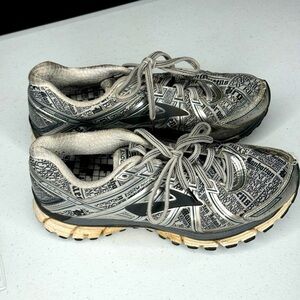 Brooks Adrenaline GTS 17 Sneakers silver gray women’s size 7 tennis shoes gym